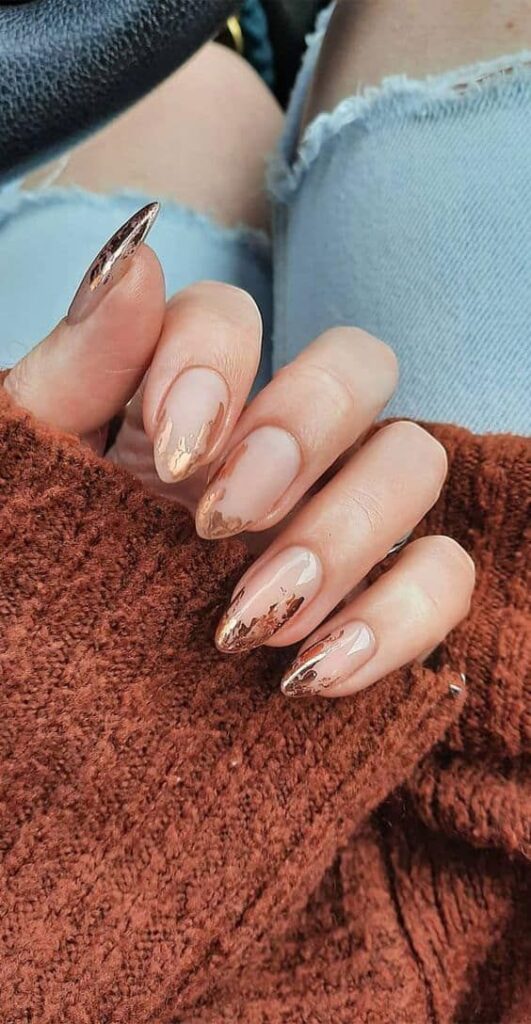 Diseños de uñas color NUDE Discretas y elegantes Mujer saludable 10