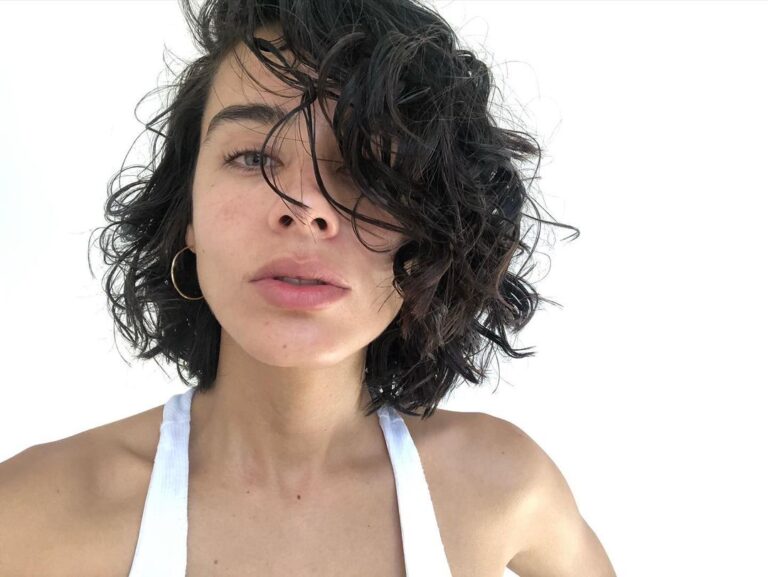 Esmeralda Pimentel muestra sus glúteos al natural y con estrías Mujer