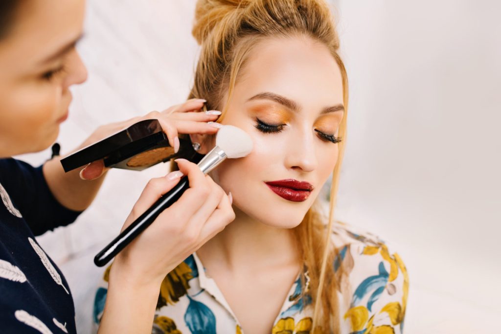 7 errores de maquillaje que hacen ver mayores a las mujeres