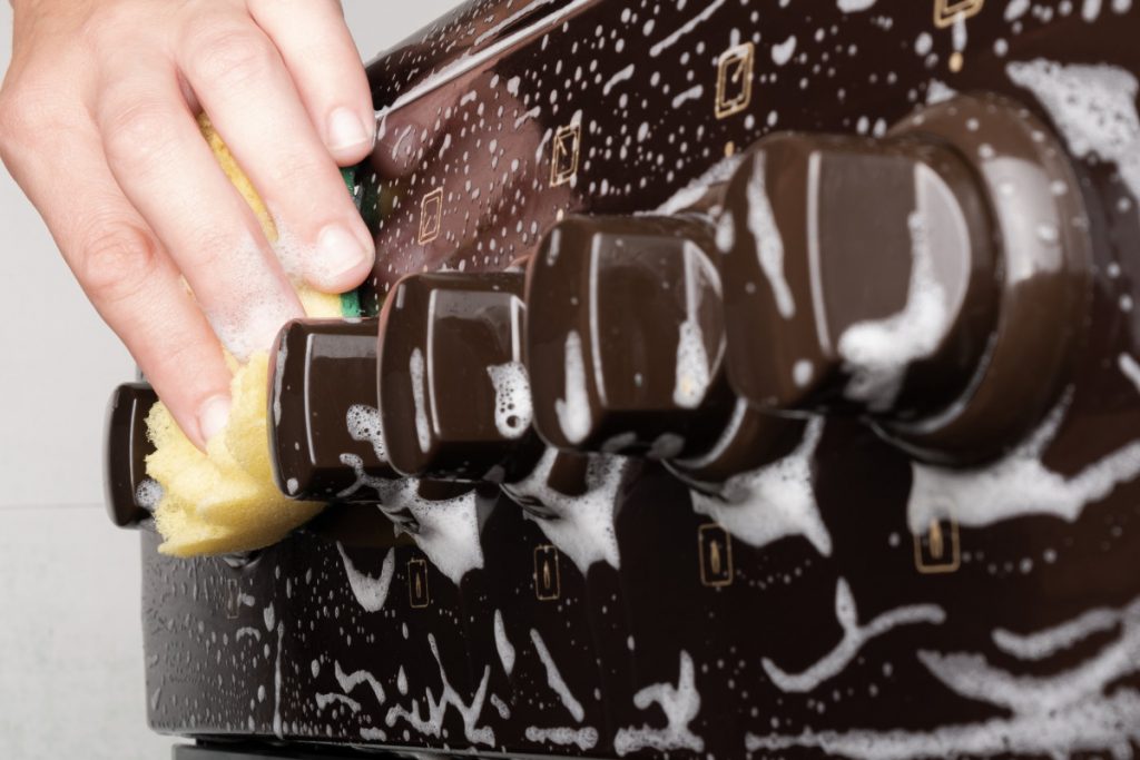 7 trucos para quitar la grasa y la cochambre de tu cocina