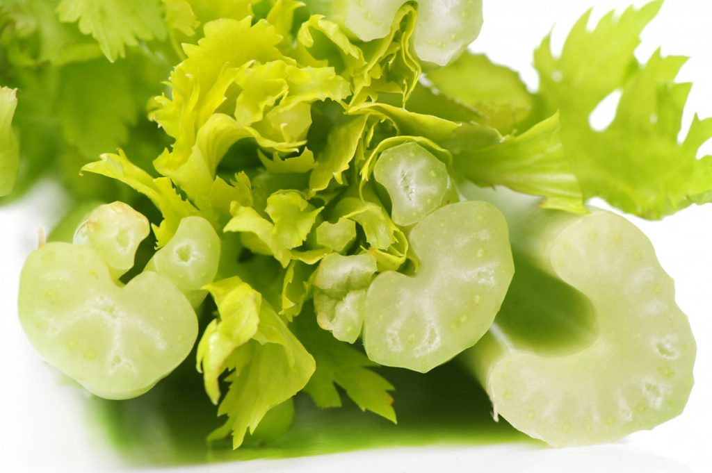 Cómo usar el apio para adelgazar