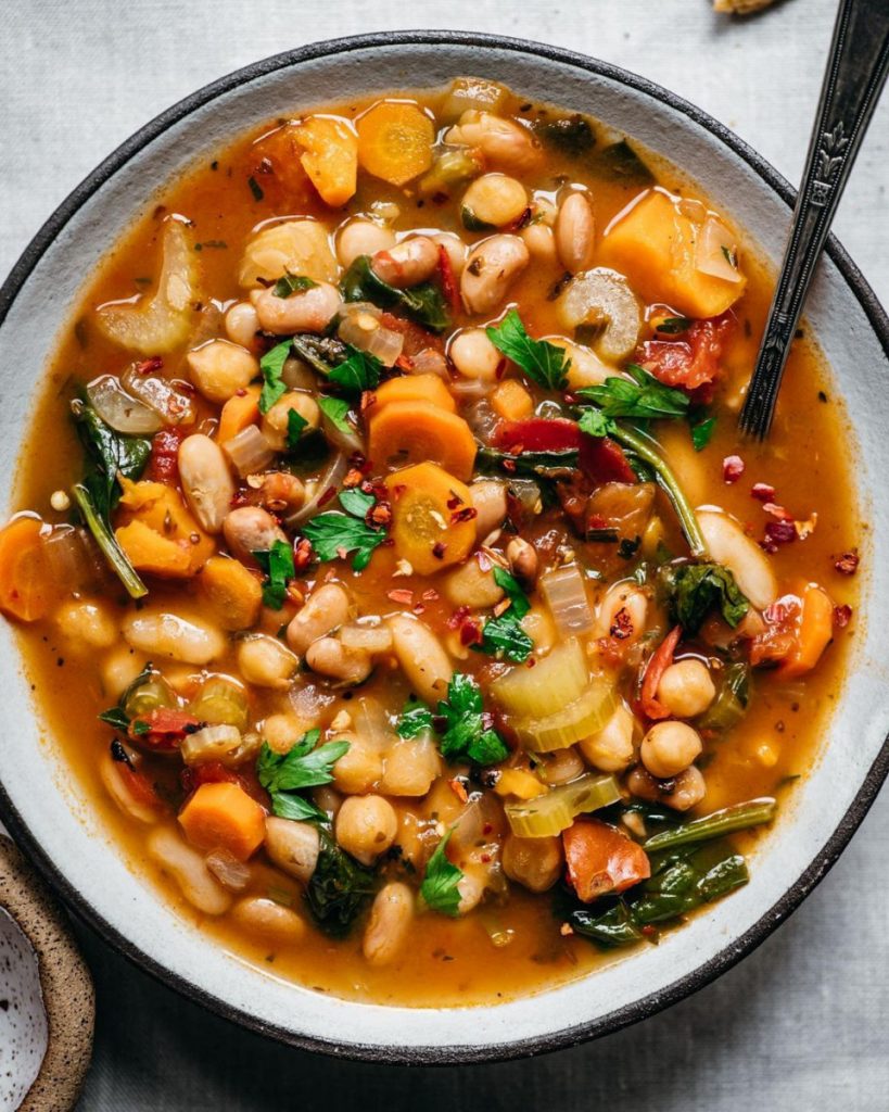 Sopa mexicana de 3 frijoles y verduras