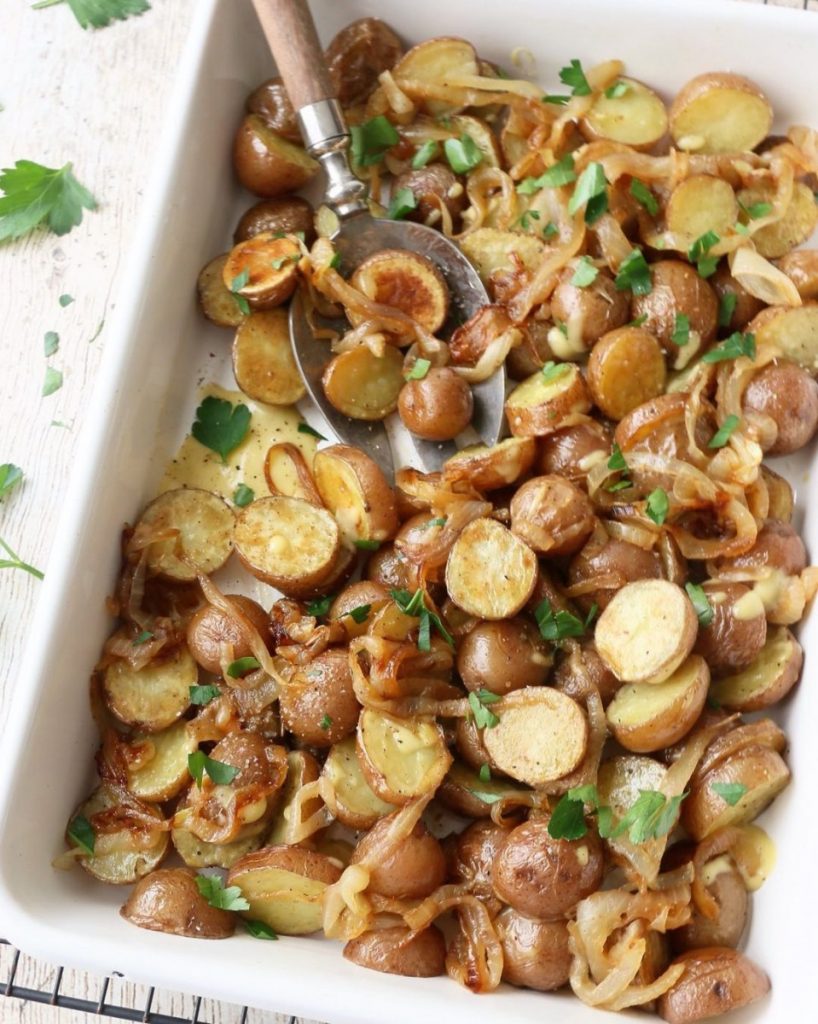 Ensalada de papas y cebolla caramelizada con aderezo de perejil ¡Dos ingredientes un delicioso sabor!