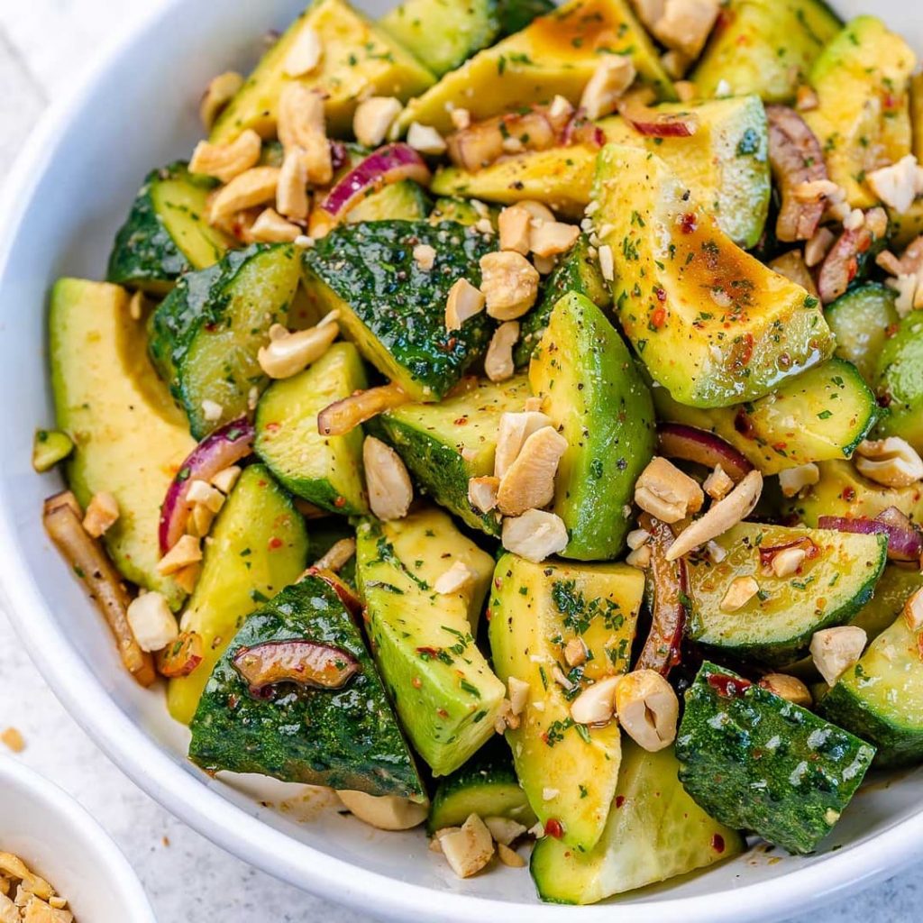 Ensalada picante de pepino y aguacate