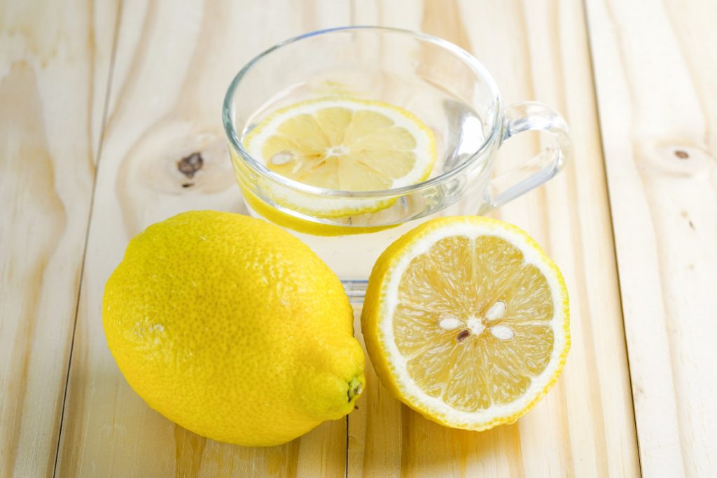 10 beneficios de beber agua con limón