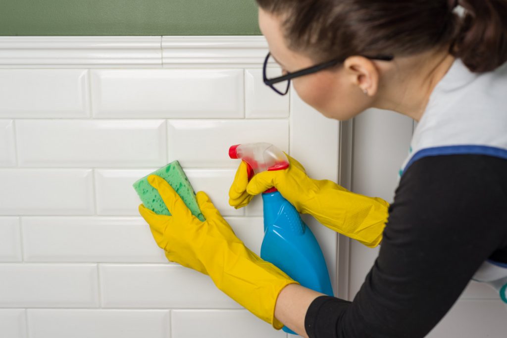 Elimina el jabón pegado en el mosaico del baño con esta mezcla