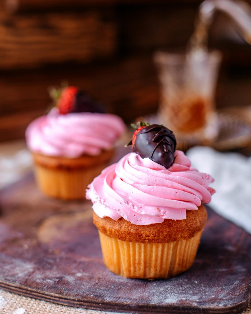 Cupcakes con crema batida de fresa y coco
