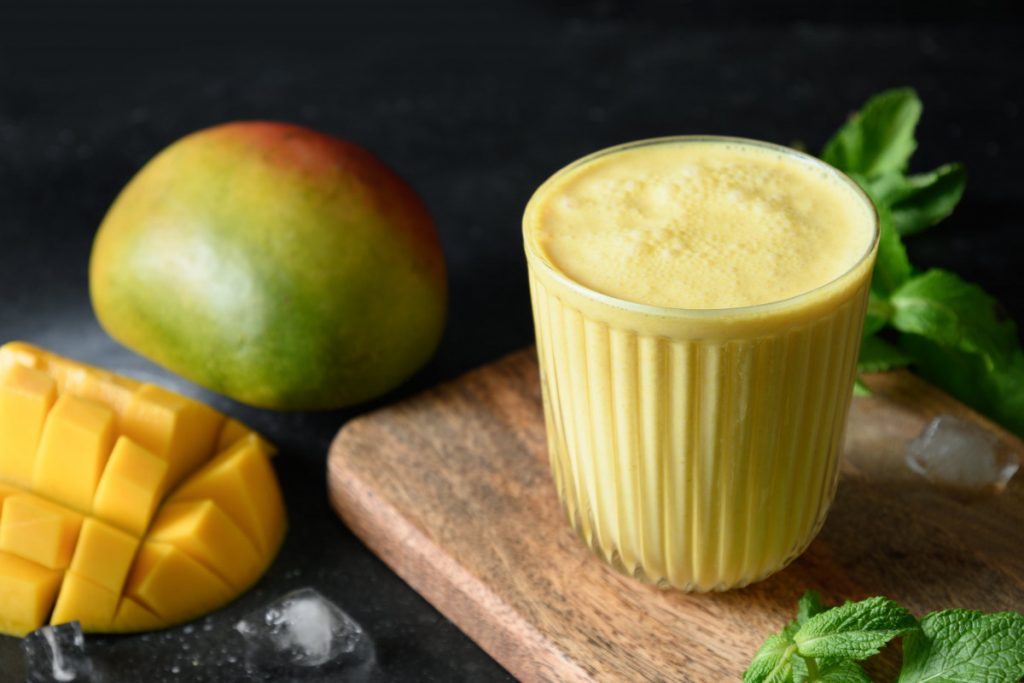 Batido tropical de leche dorada