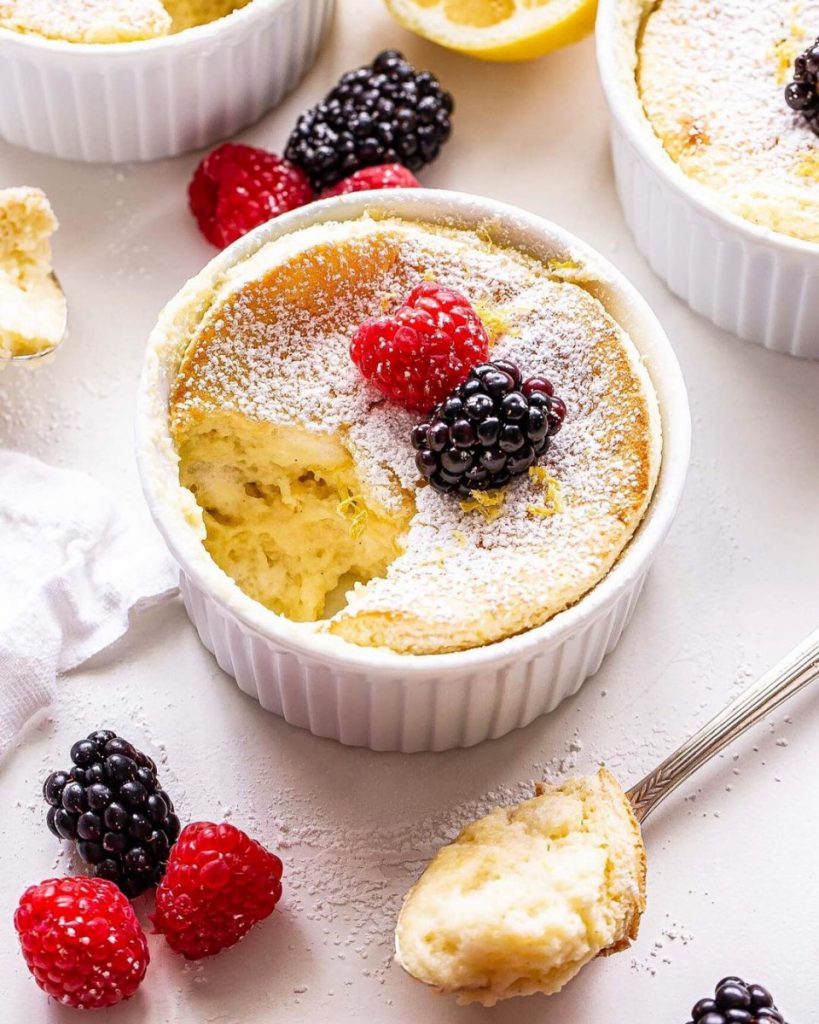 Pudín de limón sin lácteos en taza