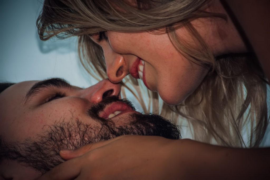Guía de los besos: qué significa un beso dependiendo del lugar