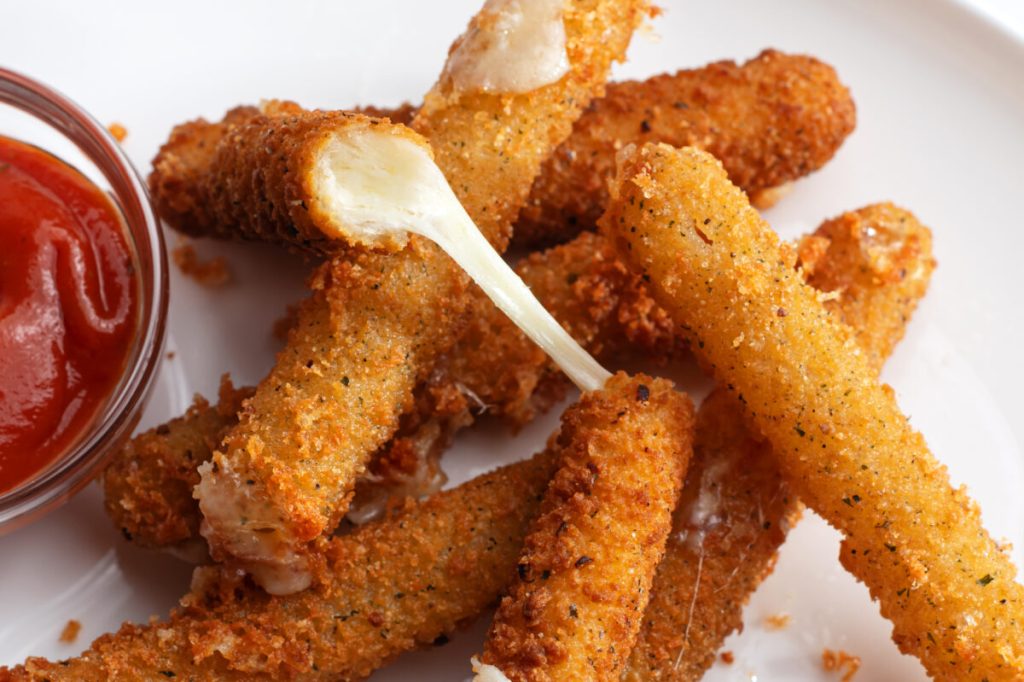 Palitos de queso mozzarela en freidora, fácil y delicioso