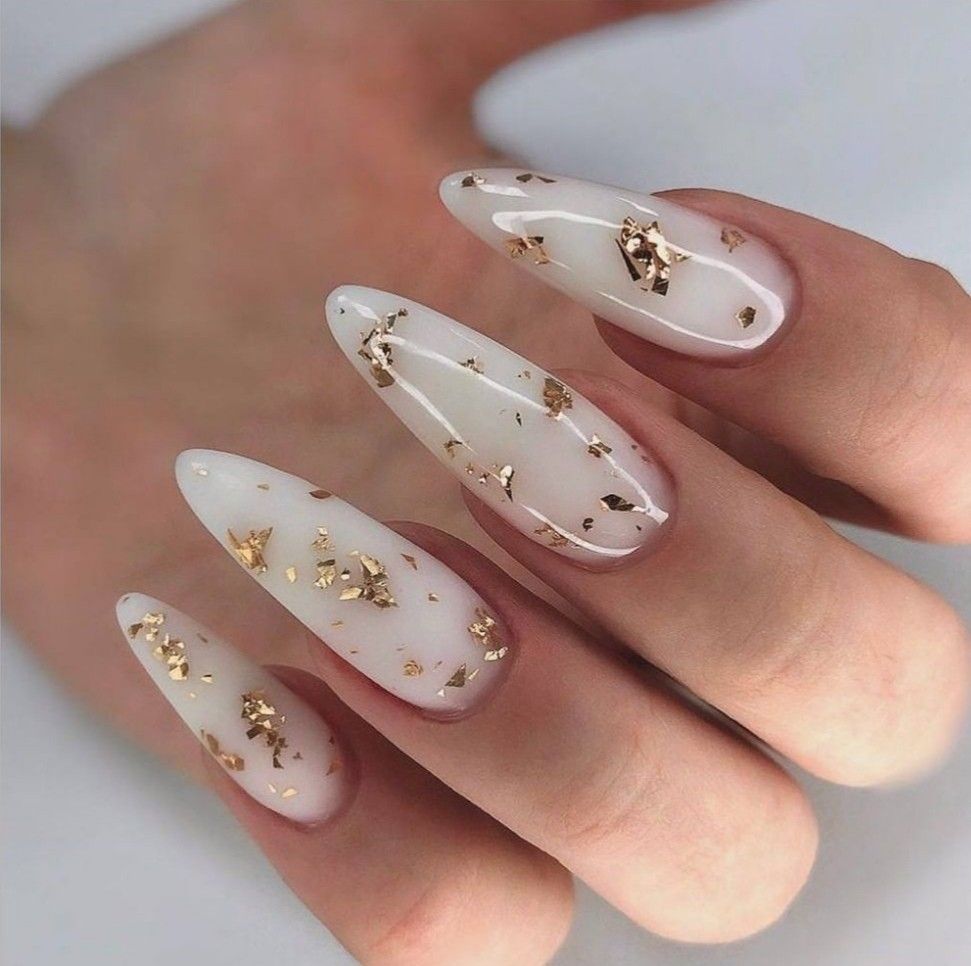 14 diseños de uñas con apliques dorados - Mujer saludable 10 | Todo para la  mujer moderna