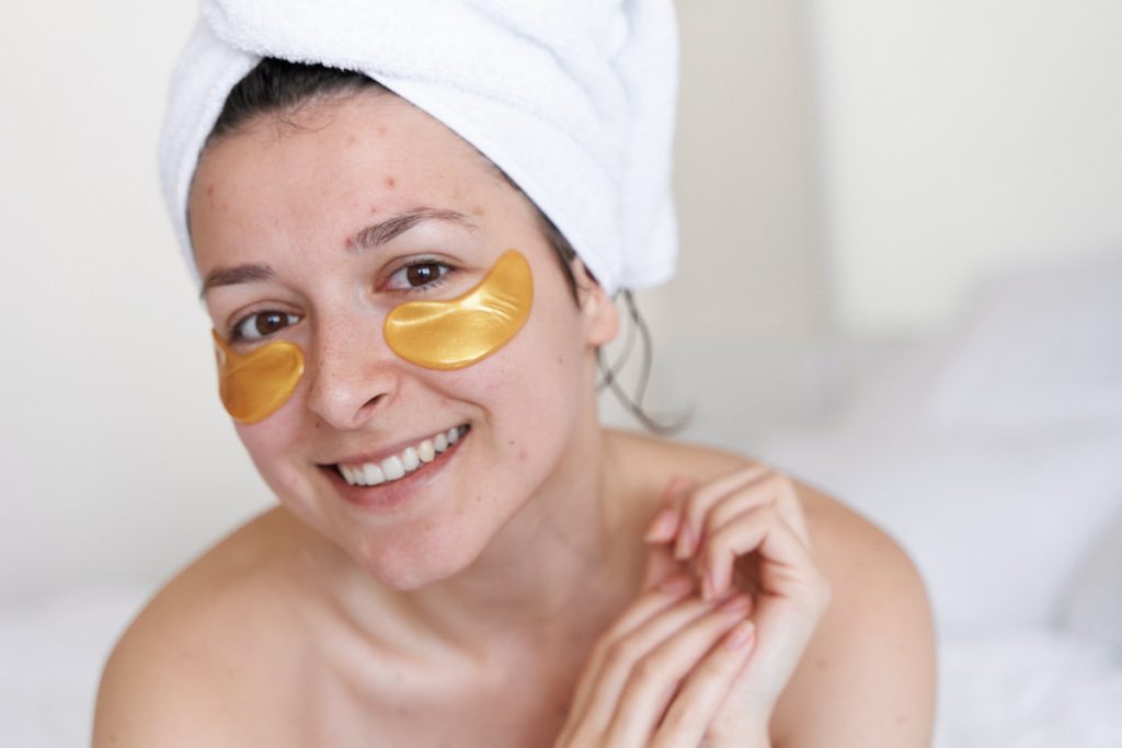 6 trucos para hacer parches para ojos con productos naturales