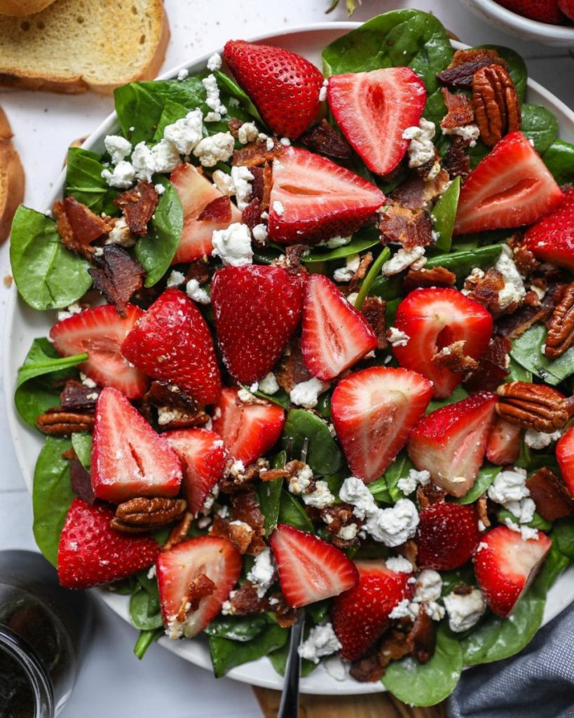Ensalada de espinaca, fresa y tocino