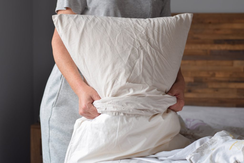 4 consejos para eliminar el olor a sudor de sábanas y almohadas
