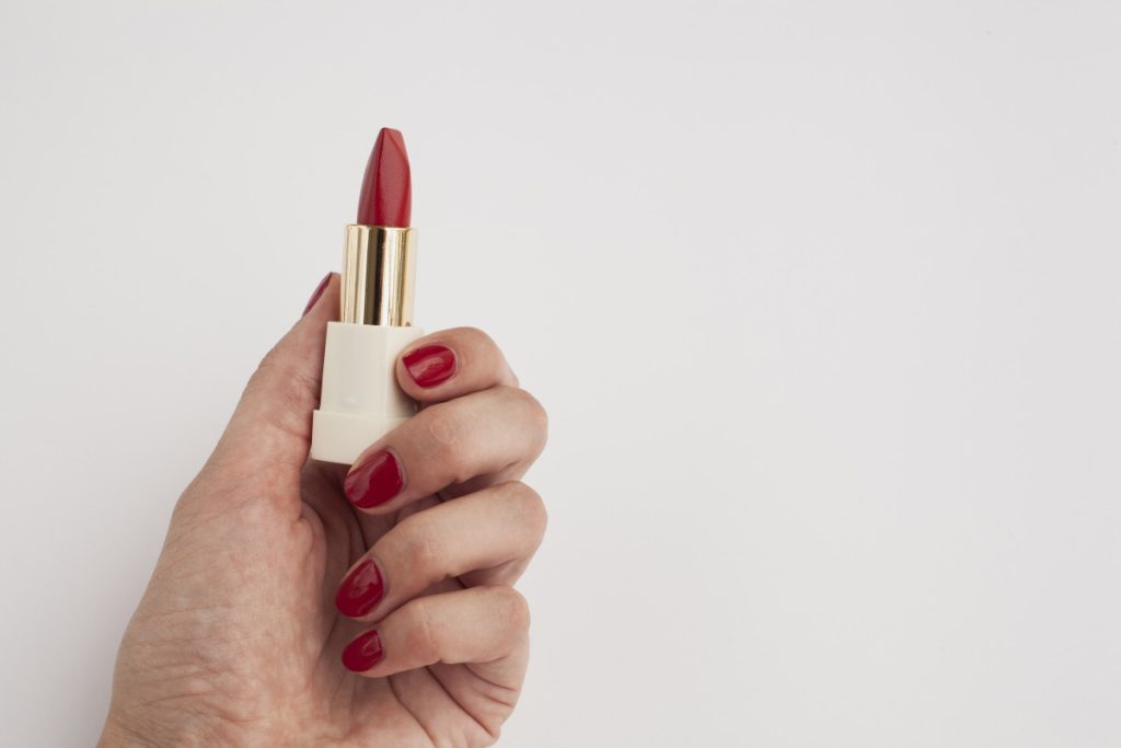 4 trucos para eliminar las ojeras con labial rojo