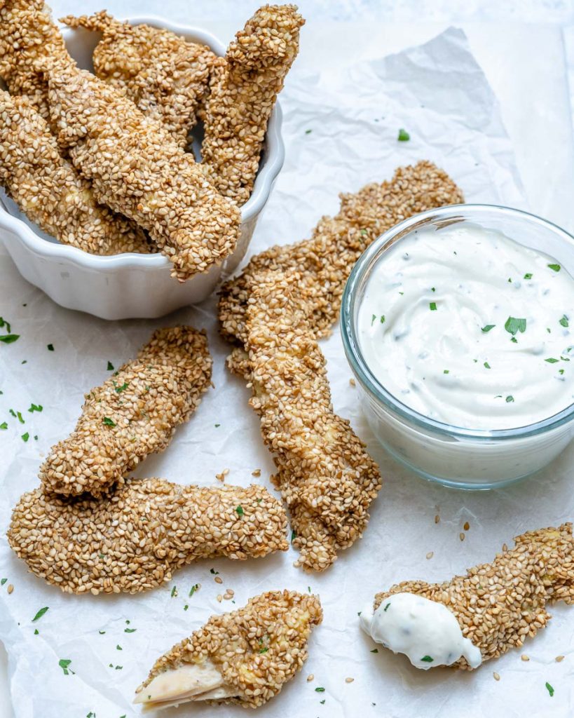 Snacks casero: dedos de pollo crujientes con sésamo