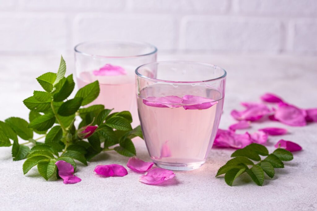 Beneficios del agua de rosas y cómo prepararla