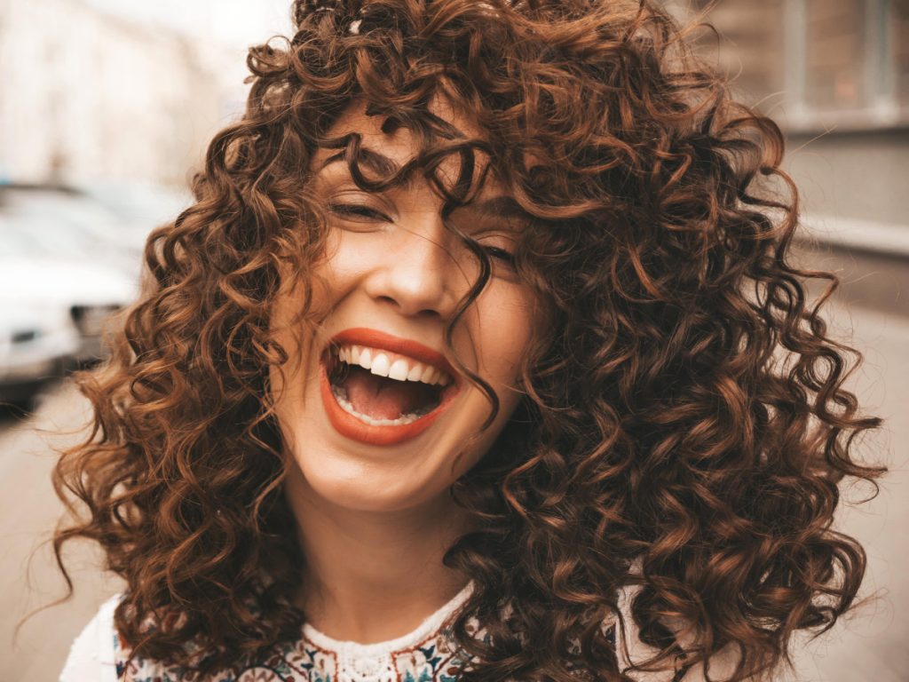 Estas son las 14 cosas que no debes hacer en tu cabello si lo tienes chino u ondulado