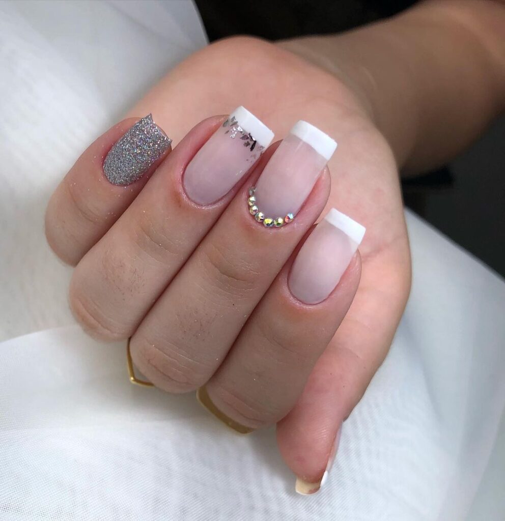 15 diseños de uñas con un toque de plateado