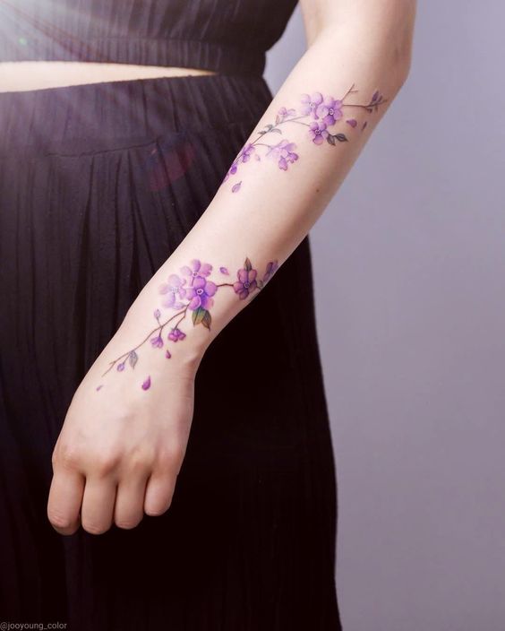 Tatuajes de rosas moradas para mujeres