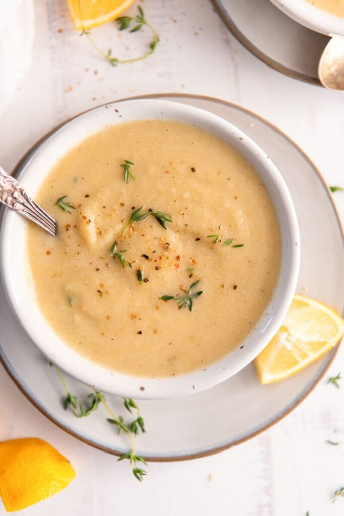 Aprende a preparar una sopa cremosa de coliflor con esta receta