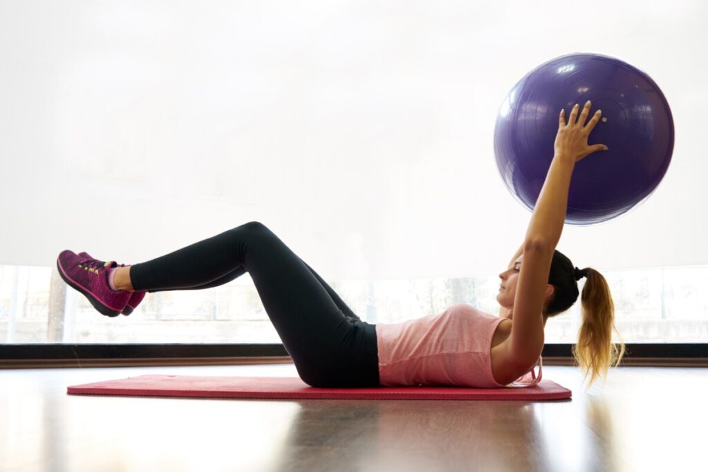 Entrenamiento de pilates de bajo impacto para tonificar las piernas y redondear los glúteos