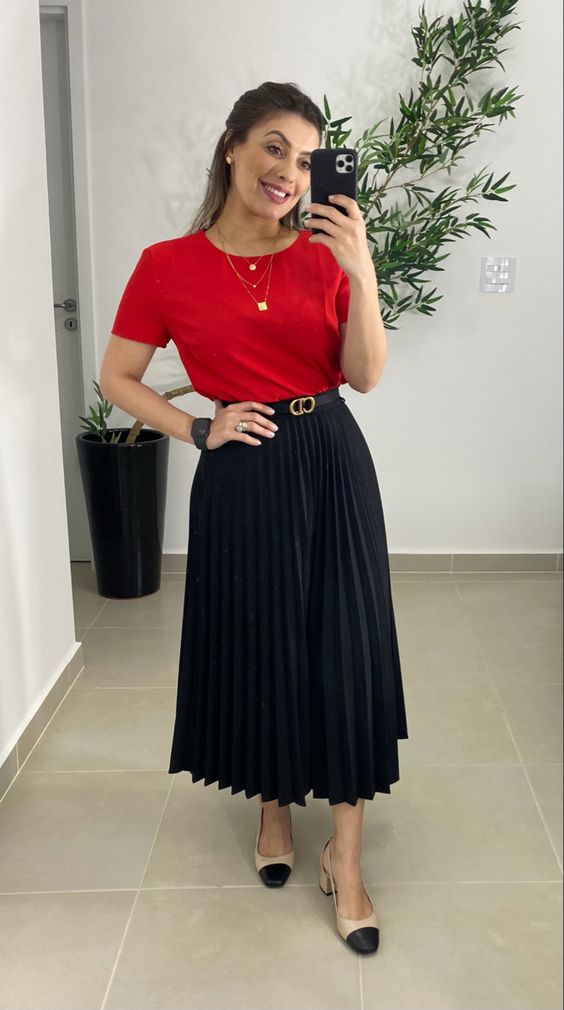 8 outfits para la oficina con faldas negras plisadas que te hacen ver  elegante - Mujer saludable 10 | Todo para la mujer moderna