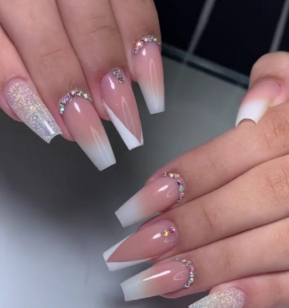 Guía de tonos de esmalte que hacen ver tus manos más jóvenes