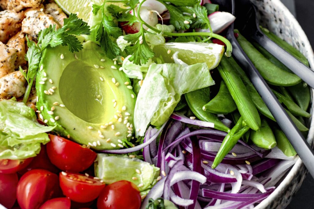 Ensaladas con aguacate: 3 deliciosas opciones para el almuerzo o la cena