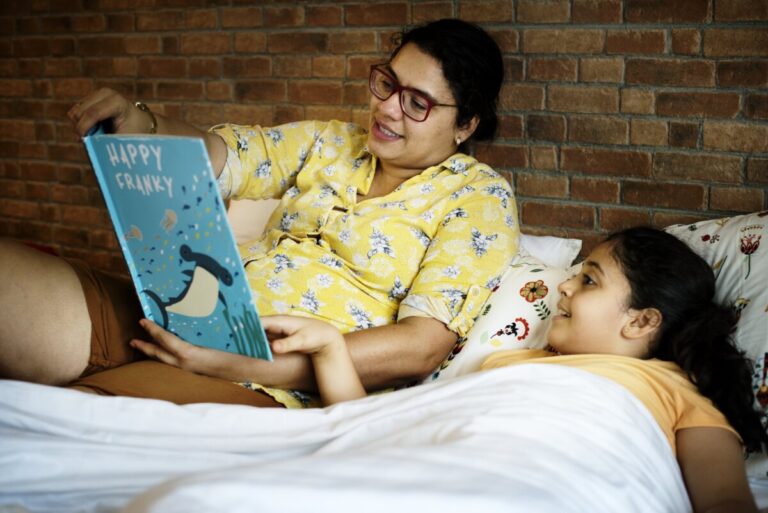 Léele un cuento antes de dormir a tu hijo en lugar de ver la tele