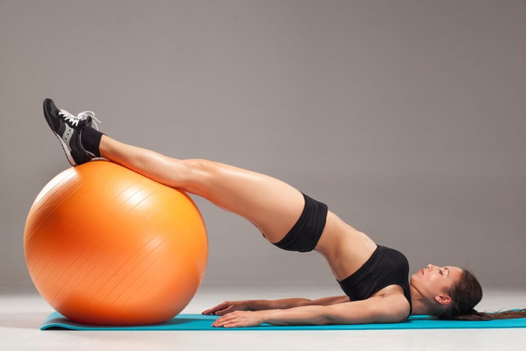 Rutina de 15 minutos para tonificar todo el cuerpo con una pelota de pilates