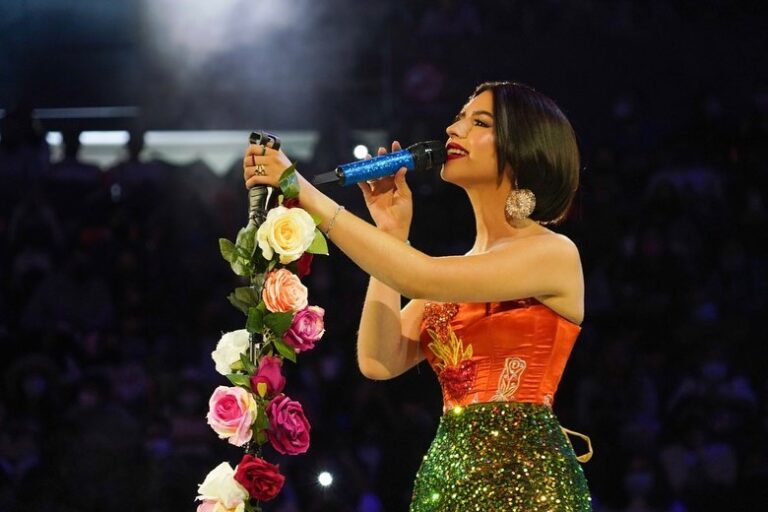 Angela Aguilar recibe el premio a mejor artista revelación femenino y sus seguidores reaccionan Angela Aguilar recibe el premio a mejor artista revelación femenino y sus seguidores reaccionan