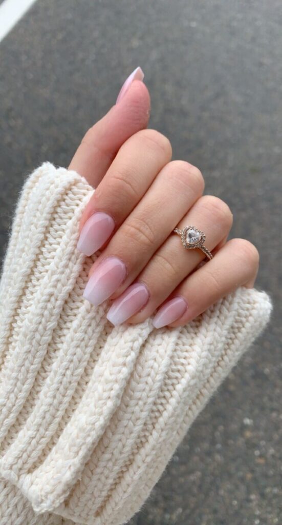 Diseño de nails baby boomer para lucir sobria y elegante en cualquier ocasión