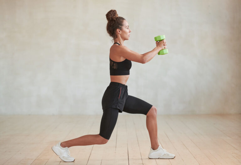 Entrenamiento con 1 mancuerna para acabar con la flacidez de las piernas