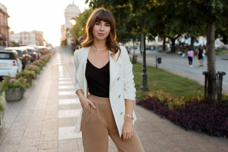 La elegancia de una mujer esta en su forma de comportarse, no en su ropa