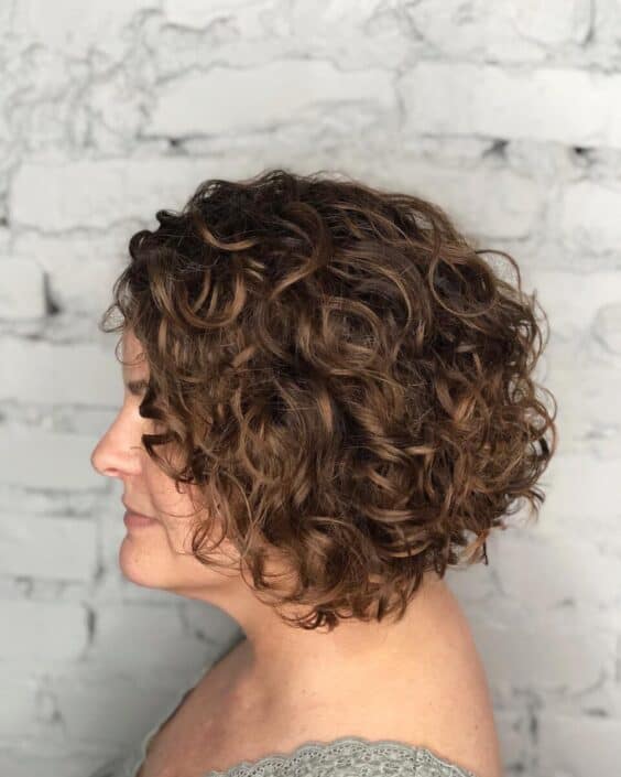 Cortes para cabello rizado elegantes para mujeres de 50 años Mujer