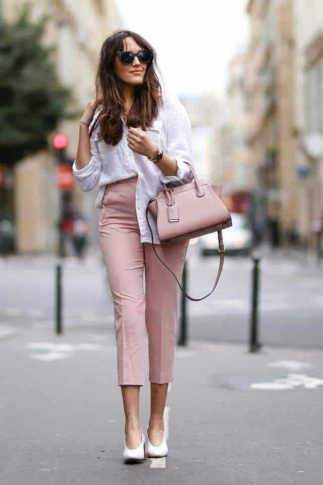 Cómo combinar un pantalón rosa palo