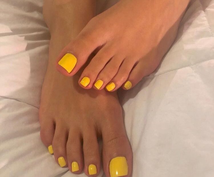 10 diseños de uñas amarillas que hacen ver tus pies más jóvenes - Mujer  saludable 10 | Todo para la mujer moderna