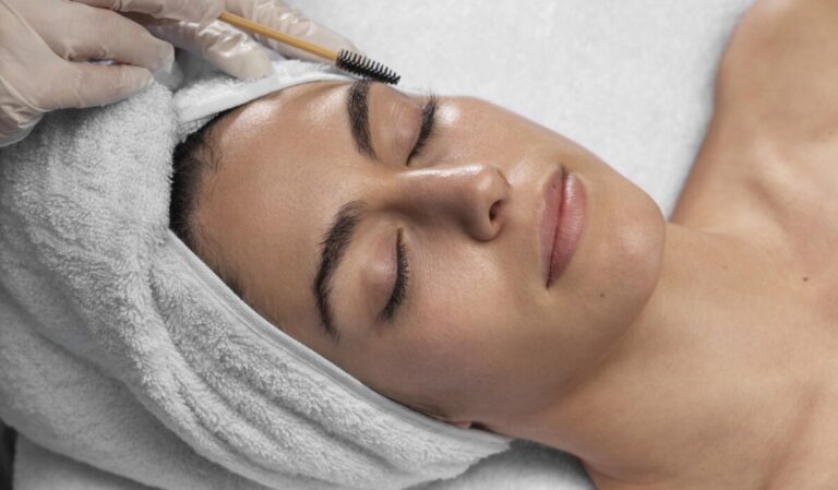 Laminado de cejas: la técnica sin dolor que estiliza tu rostro