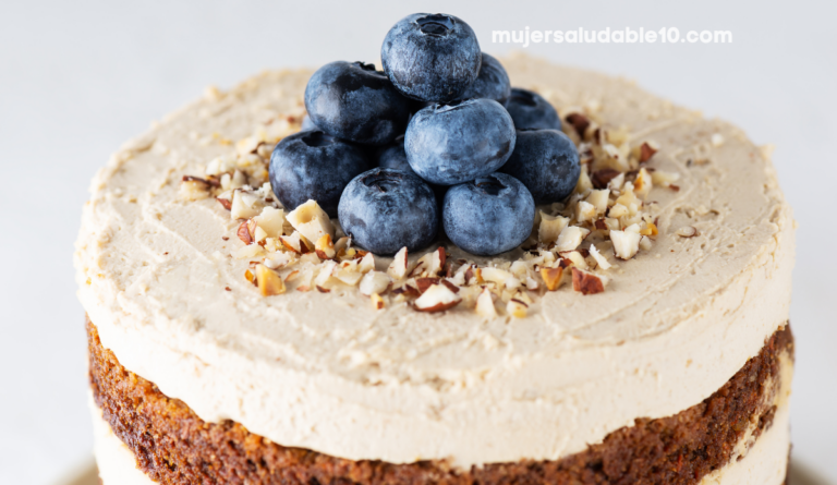 Tarta de zanahoria cubierta de frosting de queso y nueces
