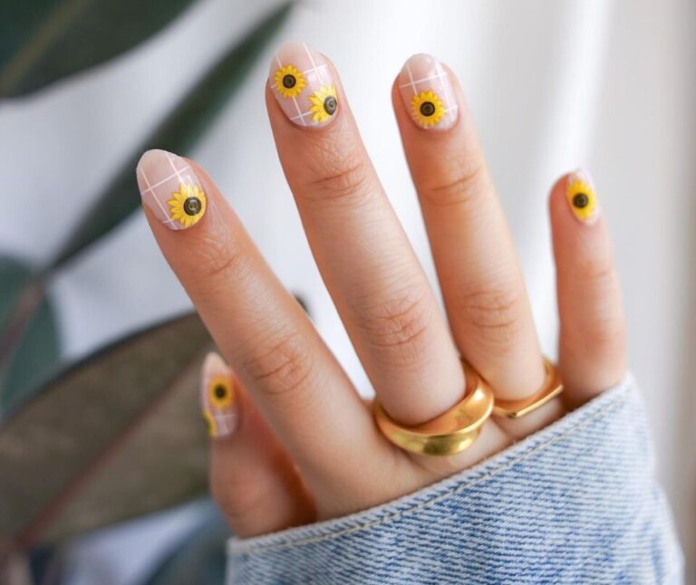 Los diseños de uñas con flores se han renovado y ahora están más lindos