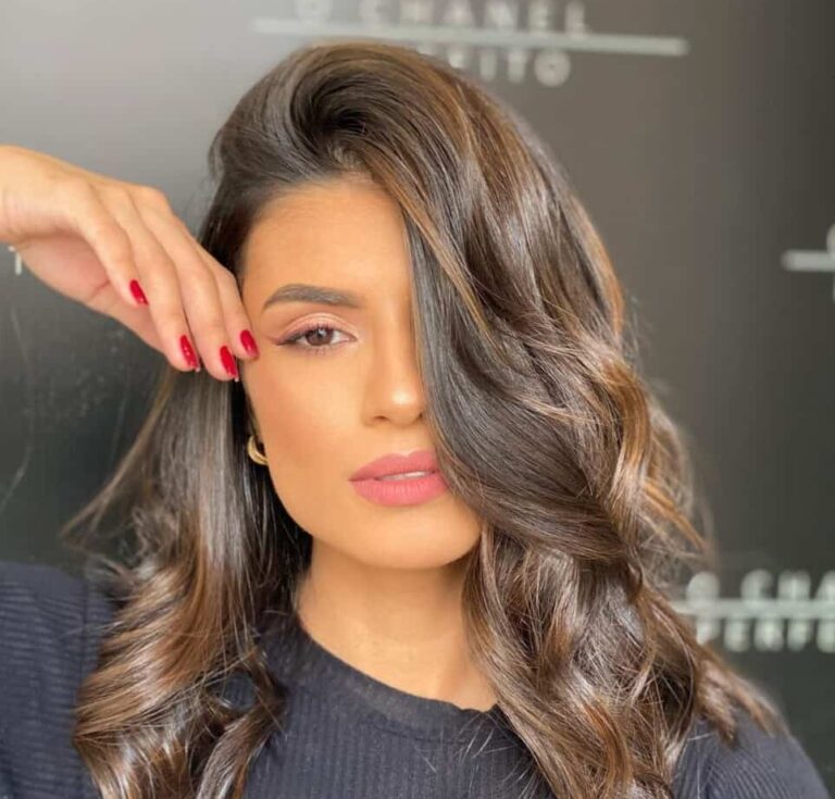 Tintes de cabello en tonos amaderados ¡Perfectos para iluminar el rostro!