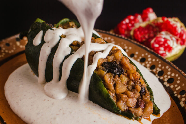 Chiles en nogada: una receta tradicional de la cocina mexicana