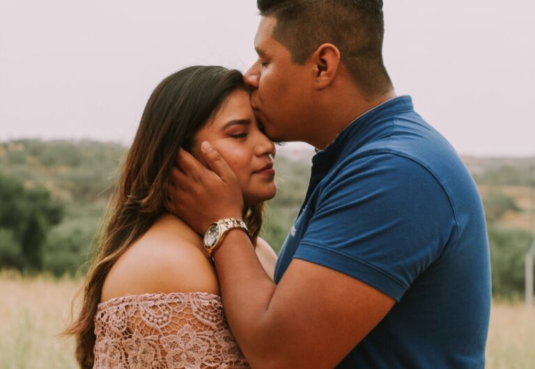 Cómo decirle a alguien que lo amas con un beso en la frente