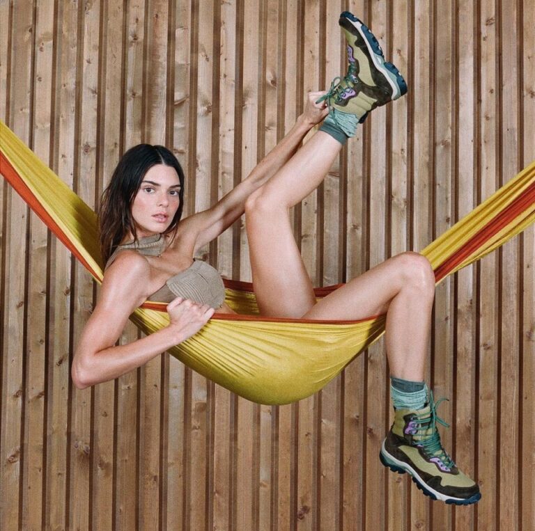 Kendall Jenner nos inspira a llevar los jeans mini flare con mucho estilo