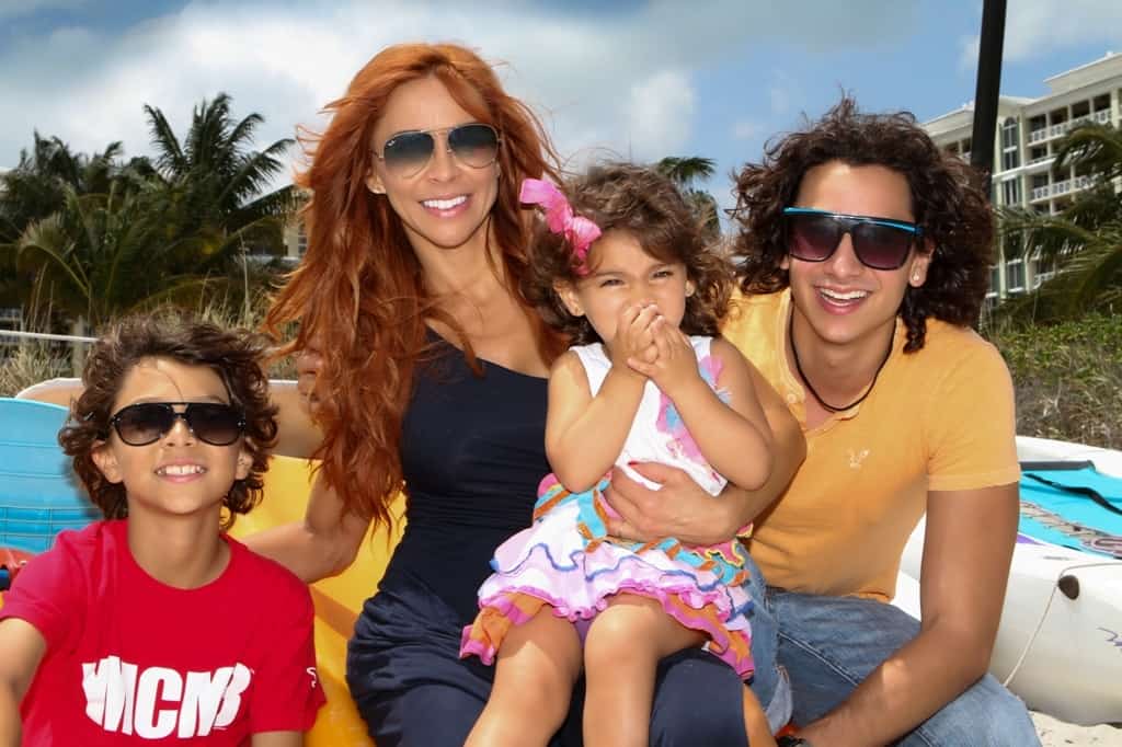 Aylín y sus tres hijos vacacionando en 2012