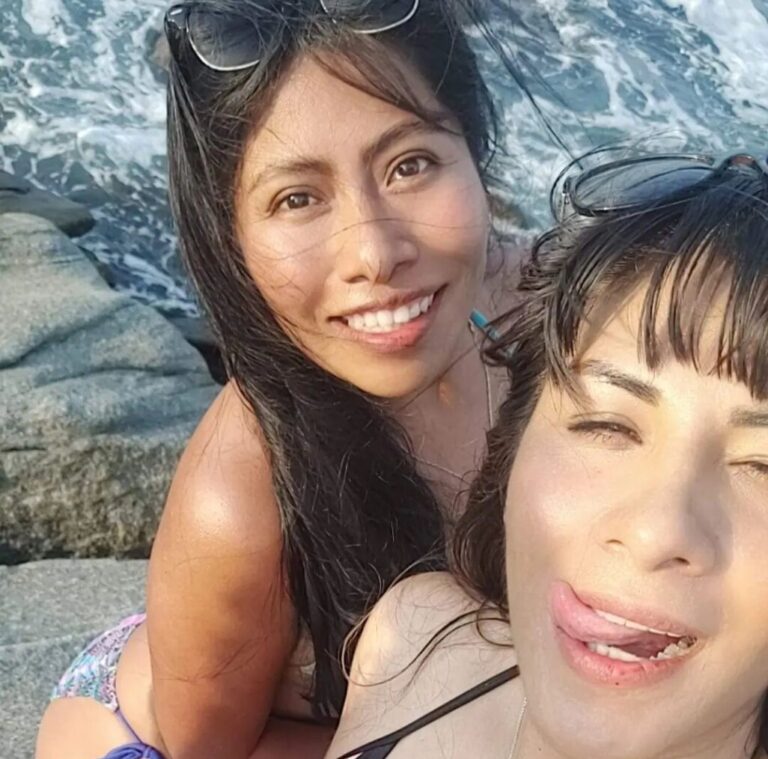 Yalitza Aparicio copia el estilo de Ángela Aguilar usando un Crop Top con jeans ceñidos