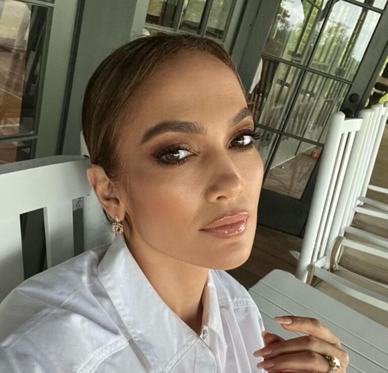 Jennifer López enseña a usar vaqueros culotte y estar a la moda