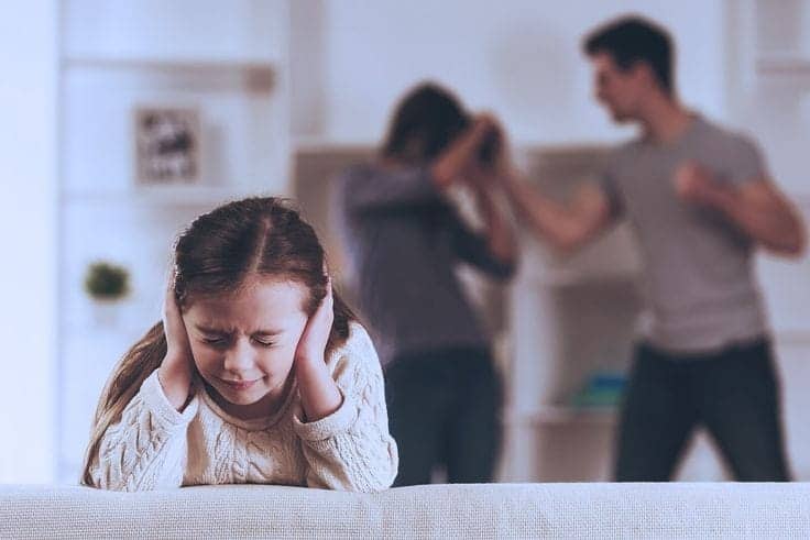 Imagen de niña con temor por pelea de sus padres